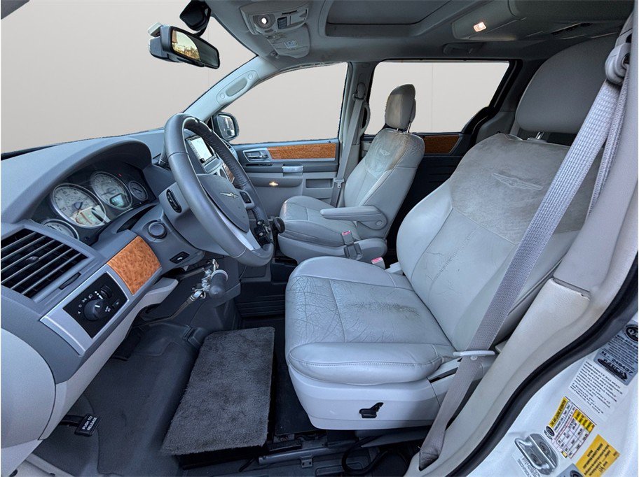 Used 2010 Chrysler Town & Country Limited image 2