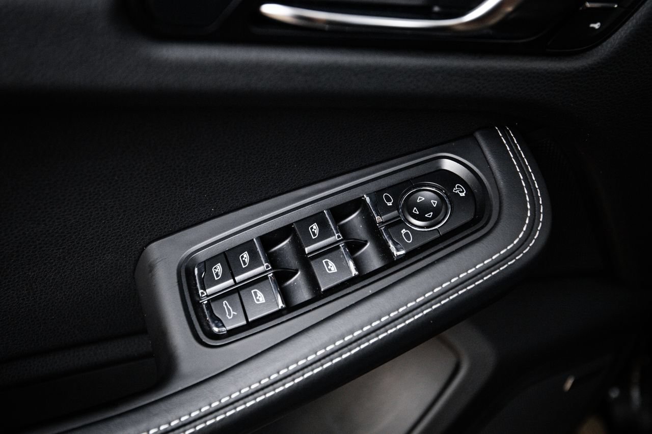 Certified 2023 Porsche Macan Turbo AWD/4WD image 22