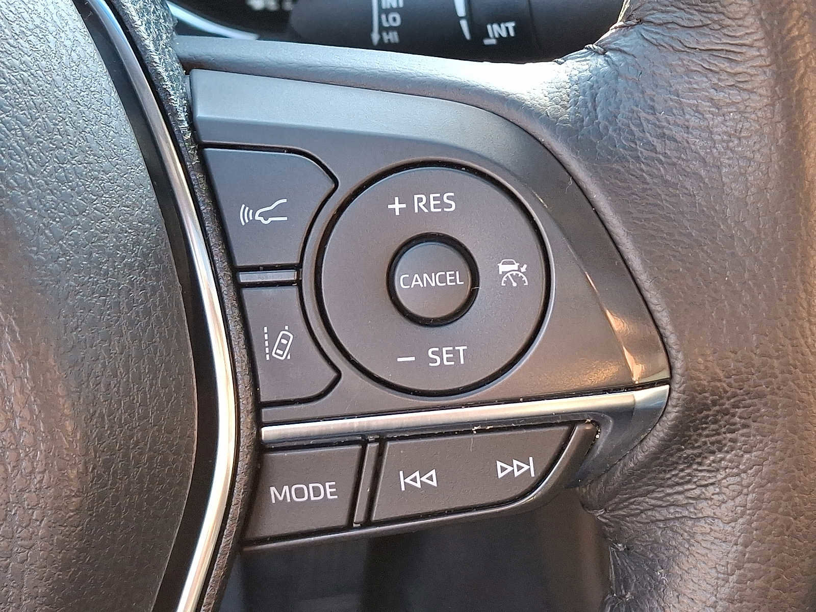 Used 2021 Toyota Avalon XLE w/ Moonroof Package image 24