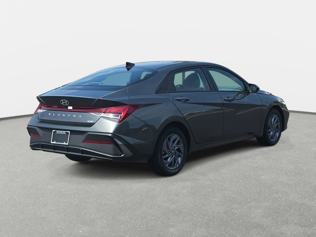 Used 2025 Hyundai Elantra Blue image 5