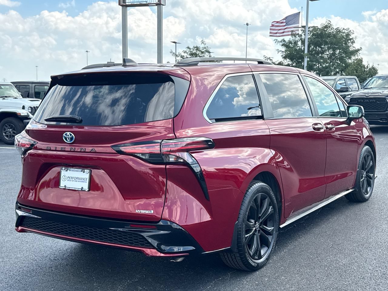 Used 2022 Toyota Sienna XSE FWD image 3