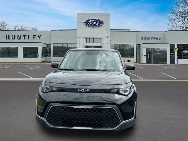 Used 2025 Kia Soul LX w/ LX Technology Package FWD image 2