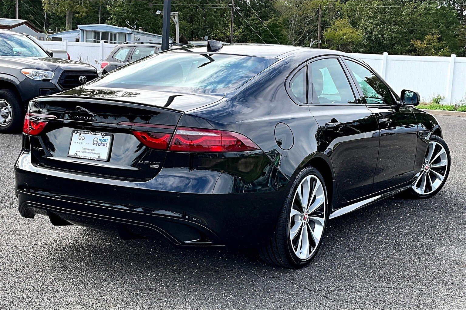 Used 2022 Jaguar XF R-Dynamic SE AWD/4WD image 3