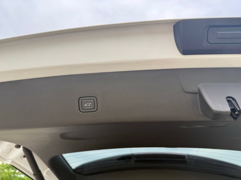 Used 2023 Chevrolet Traverse RS w/ LPO, Floor Liner Package FWD image 7