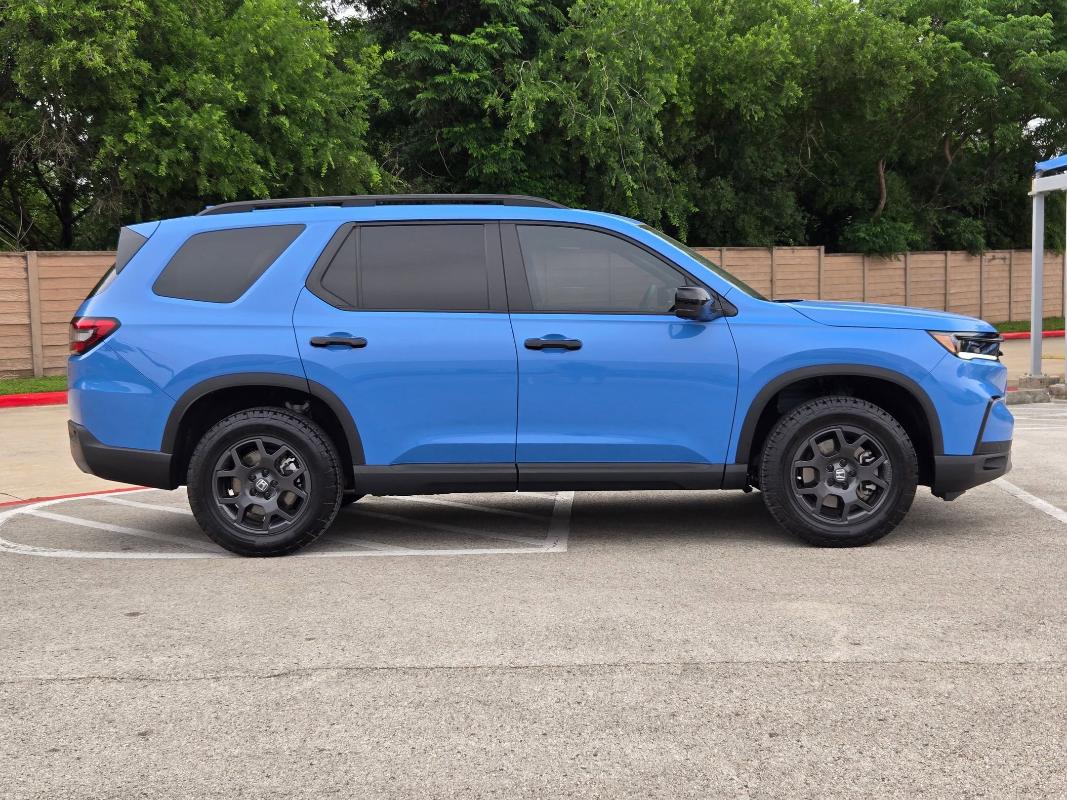 Used 2025 Honda Pilot TrailSport image 2