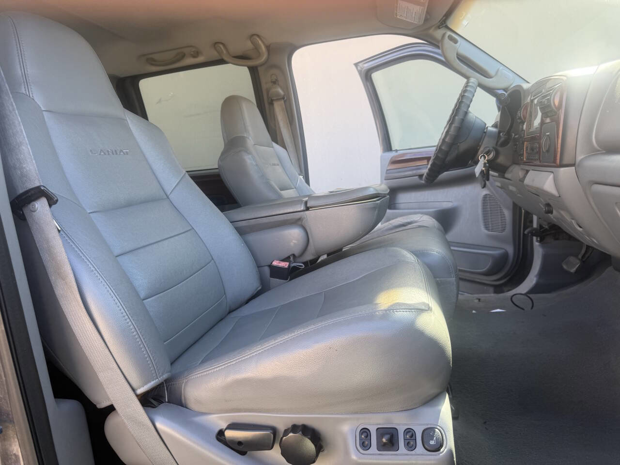 Used 2005 Ford F350 Lariat image 14