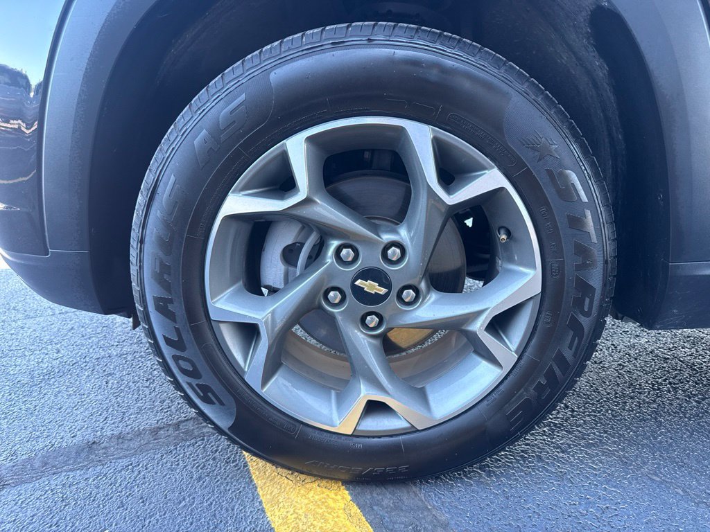Used 2025 Chevrolet Trax LT FWD image 3