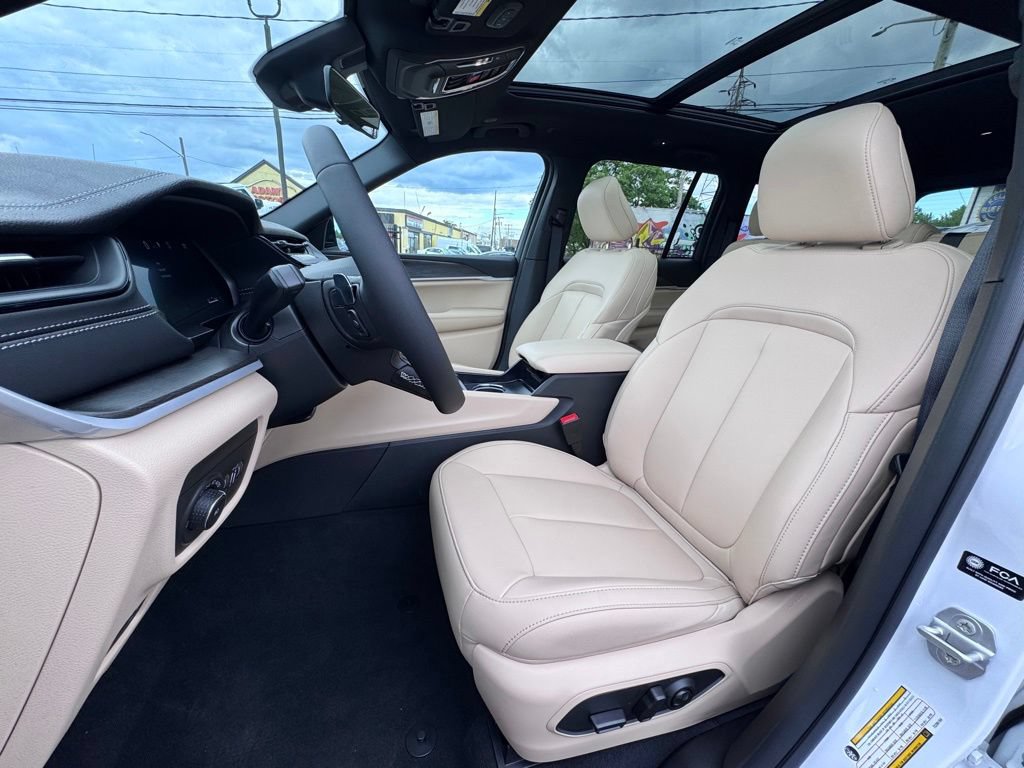 New 2026 Jeep Grand Cherokee Limited w/ Limited Altitude Package AWD/4WD image 13