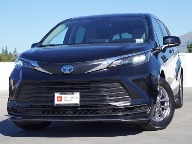 Certified 2024 Toyota Sienna LE image 4