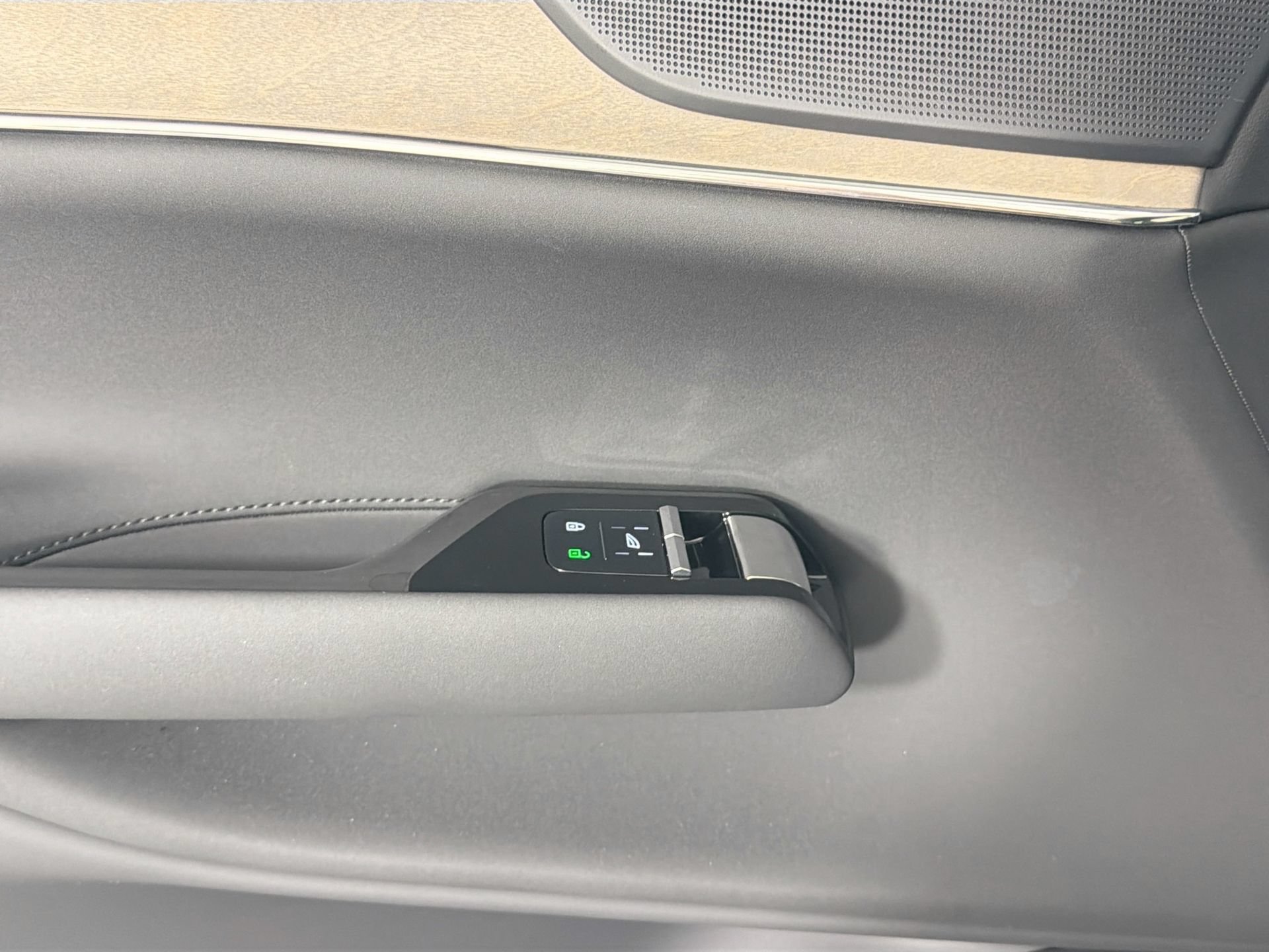 New 2026 Volvo EX90 Plus AWD/4WD image 17