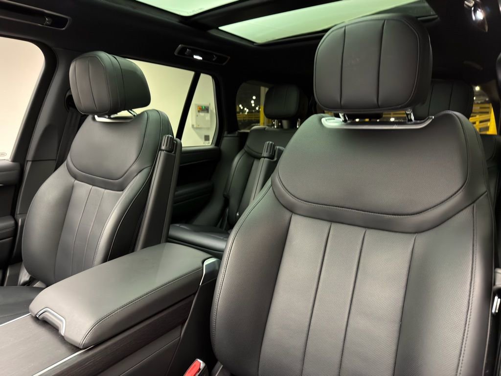 Certified 2025 Land Rover Range Rover SE image 6
