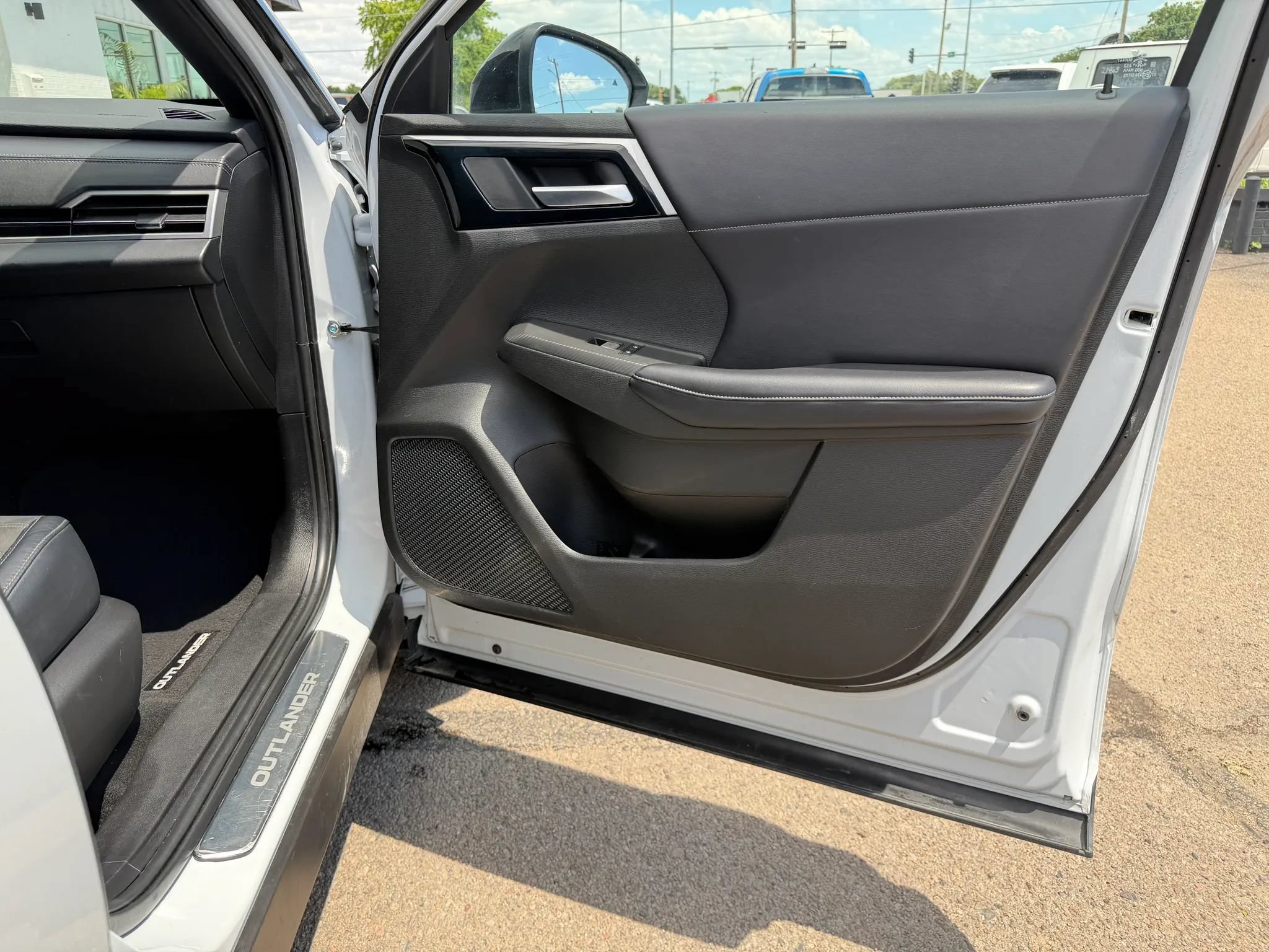 Used 2023 Mitsubishi Outlander SE AWD/4WD image 16