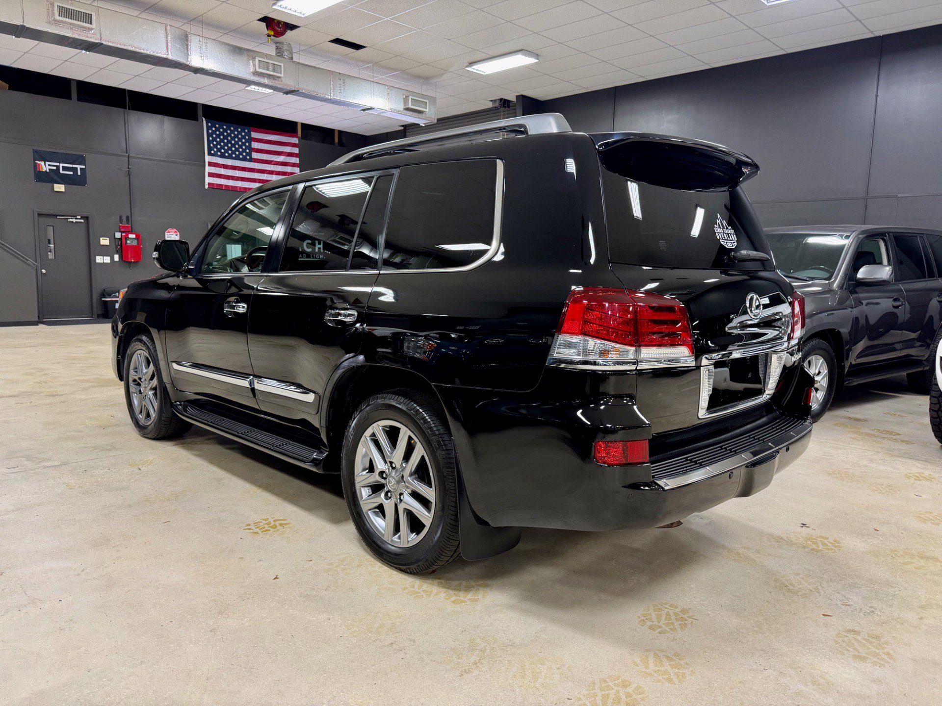 Used 2013 Lexus LX 570 4WD w/ Luxury Pkg w/Pre-crash image 13