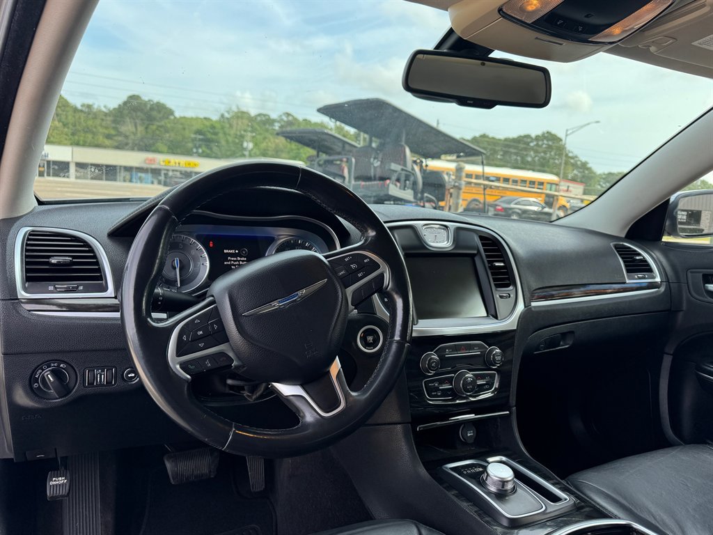 Used 2015 Chrysler 300 Limited image 9