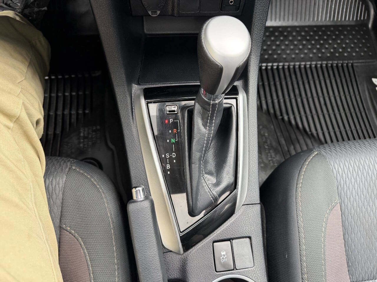Used 2018 Toyota Corolla LE w/ LE Premium Package w/Moonroof FWD image 32