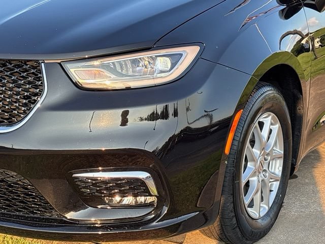 Used 2024 Chrysler Pacifica Touring-L FWD image 11