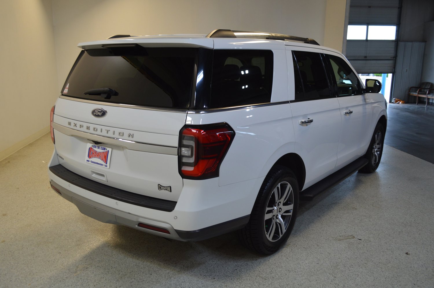 Used 2024 Ford Expedition Limited AWD/4WD image 3