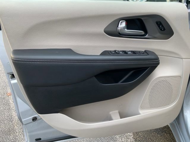 Used 2024 Chrysler Pacifica Touring-L image 14