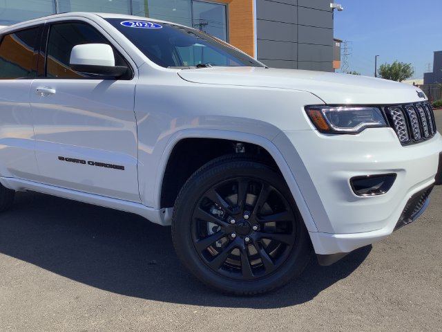 Used 2022 Jeep Grand Cherokee Laredo X AWD/4WD image 3