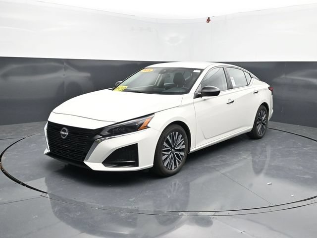 Used 2025 Nissan Altima 2.5 SV FWD image 3