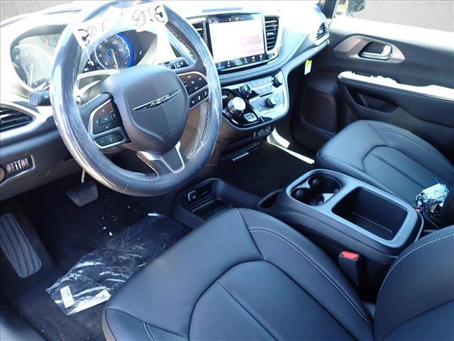 New 2025 Chrysler Pacifica Select FWD image 12