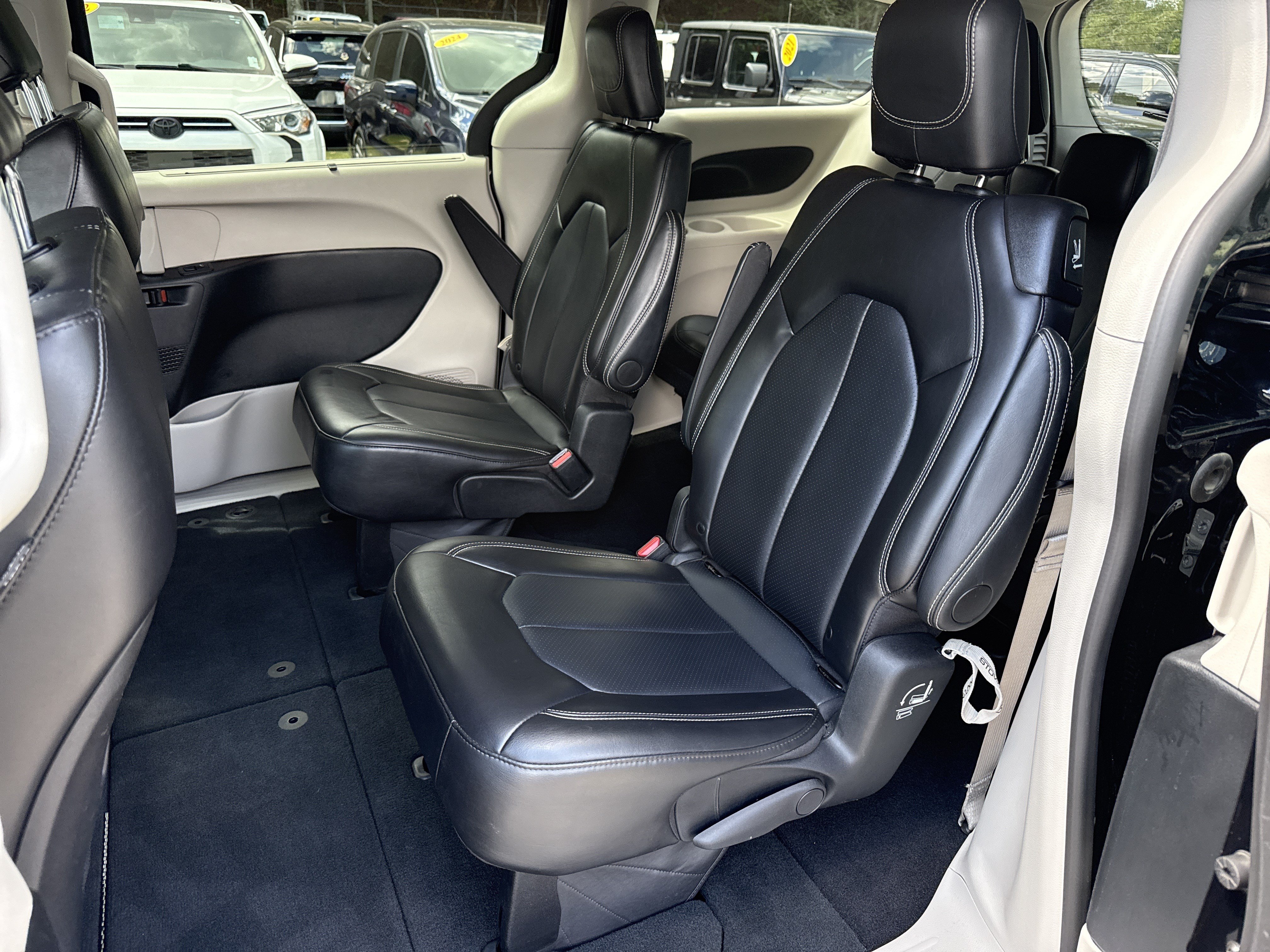 Used 2024 Chrysler Pacifica Touring-L FWD image 19
