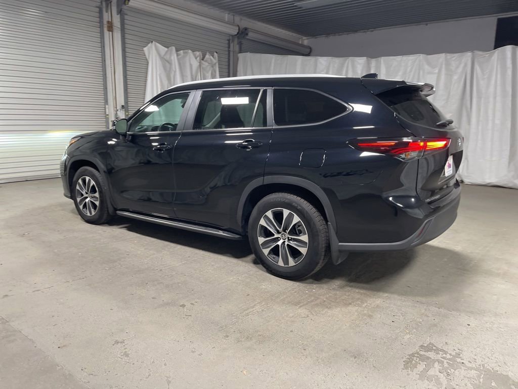 Used 2024 Toyota Highlander XLE image 5