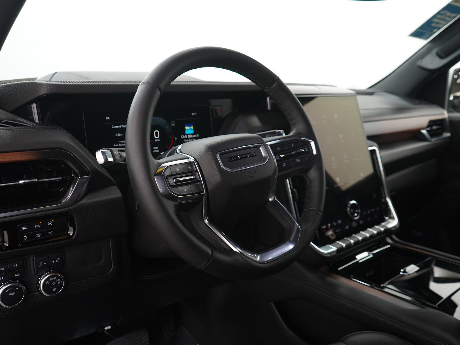 Used 2025 GMC Yukon XL Denali AWD/4WD image 27