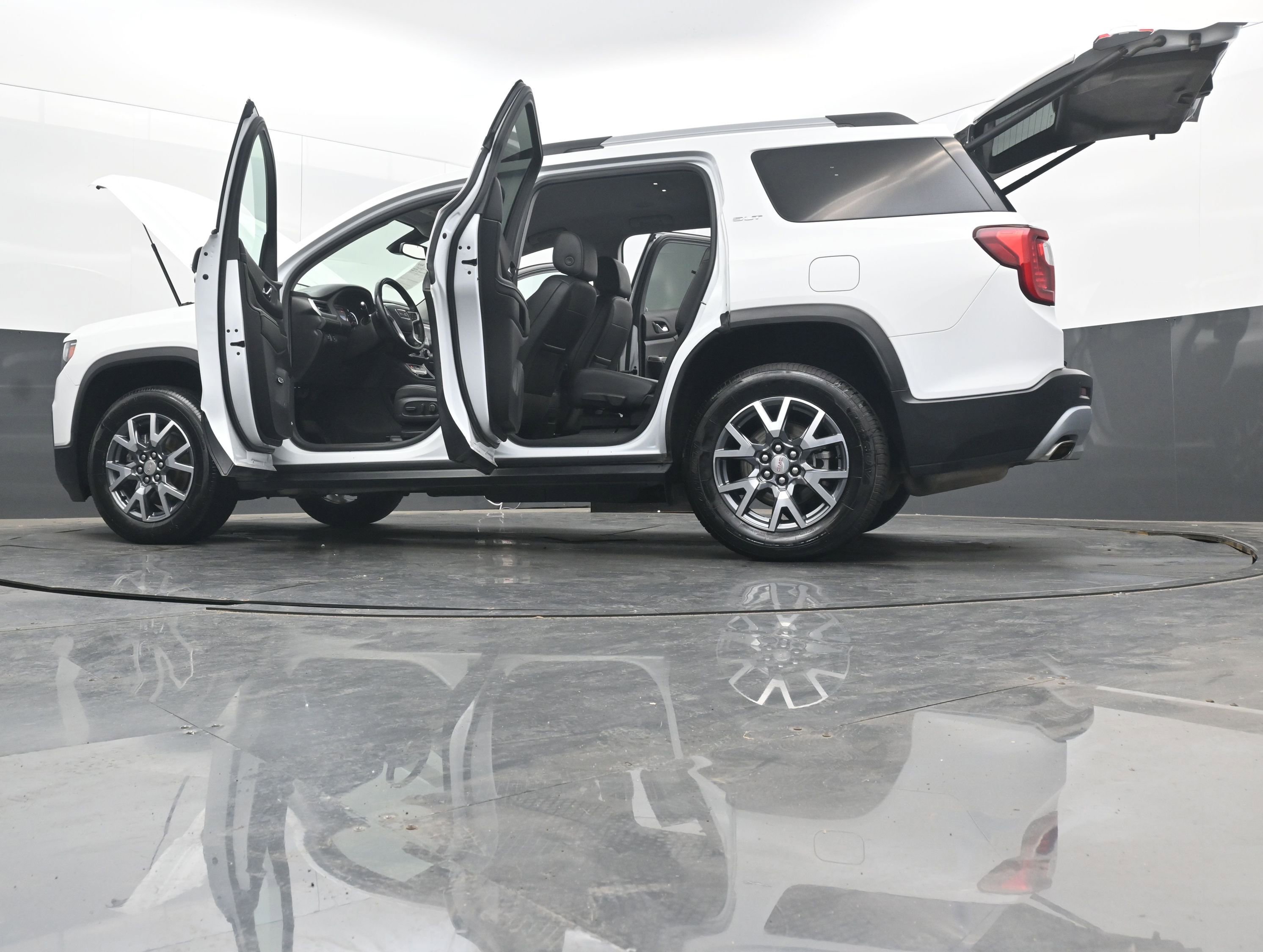 Used 2023 GMC Acadia SLT image 44