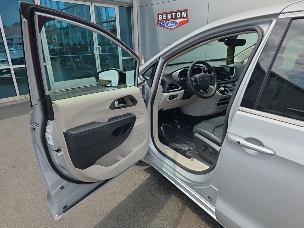 Used 2024 Chrysler Pacifica Touring-L FWD image 9