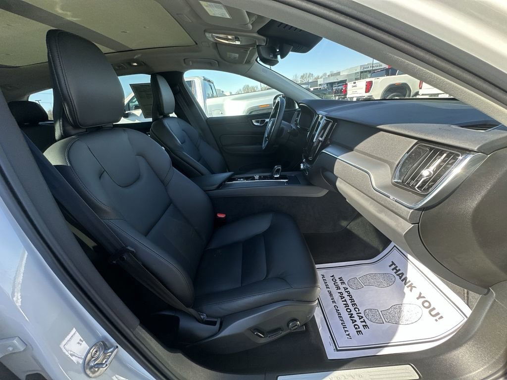 Used 2025 Volvo XC60 B5 Core image 25