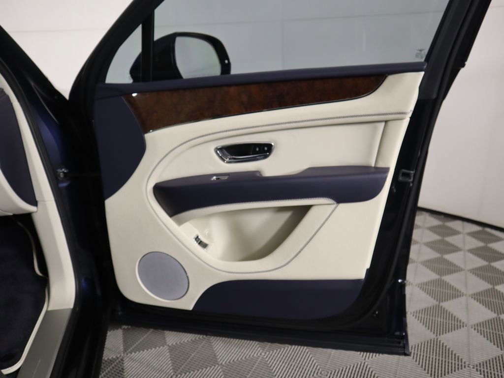 Used 2025 Bentley Bentayga image 26