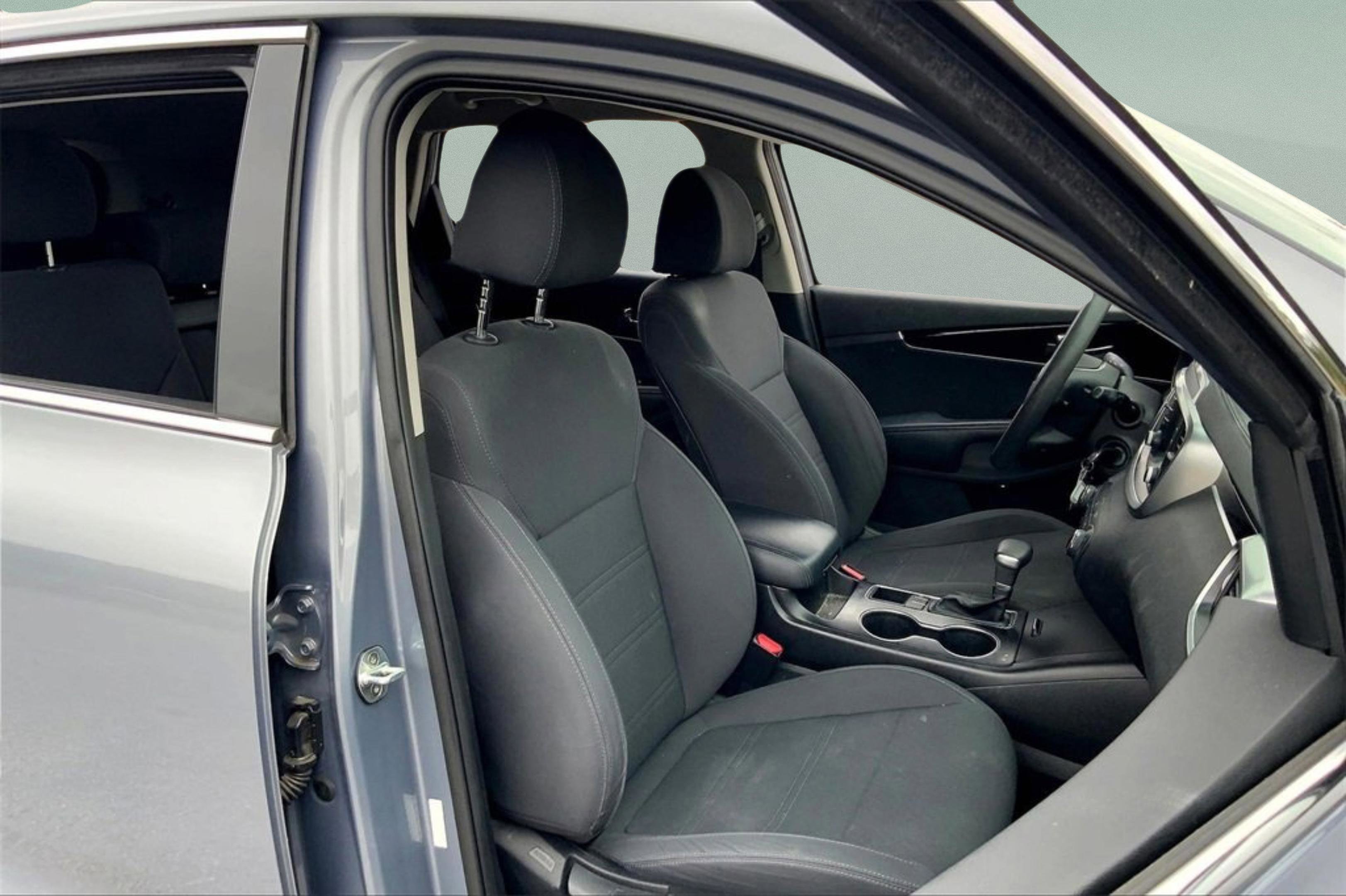 Used 2020 Kia Sorento LX image 10