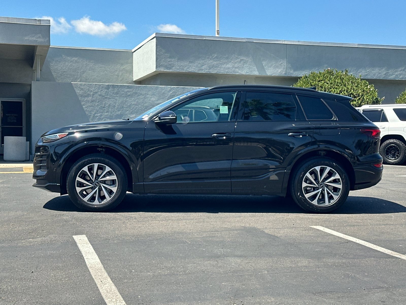Used 2025 Audi Q6 e-tron Premium Plus w/ Premium Plus AWD/4WD image 2