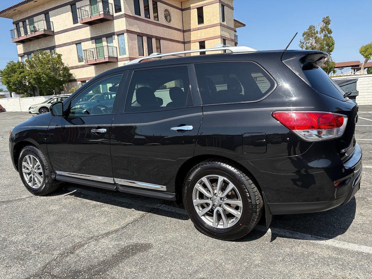 Used 2015 Nissan Pathfinder SL w/ SL Premium Package image 4