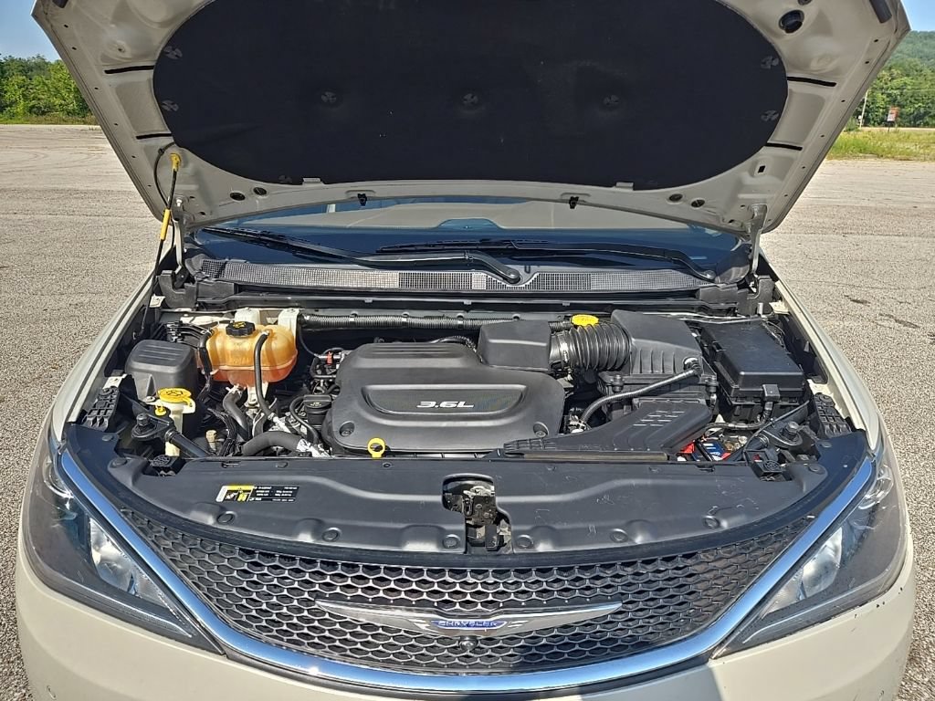 Used 2017 Chrysler Pacifica Limited FWD image 24