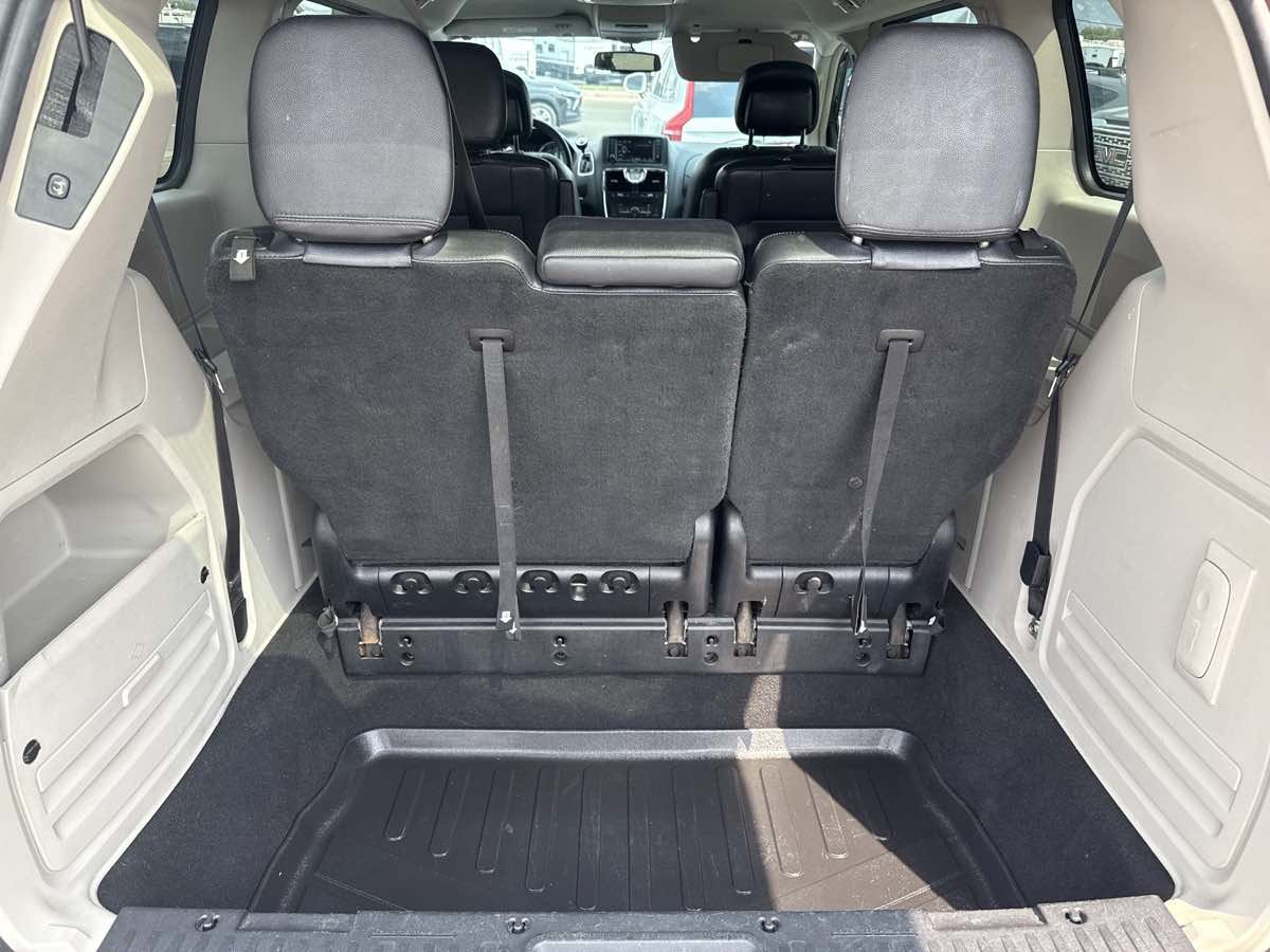 Used 2014 Chrysler Town & Country Touring FWD image 15