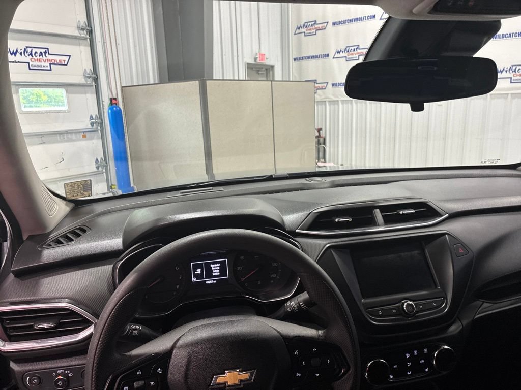 Used 2022 Chevrolet TrailBlazer LT FWD image 2