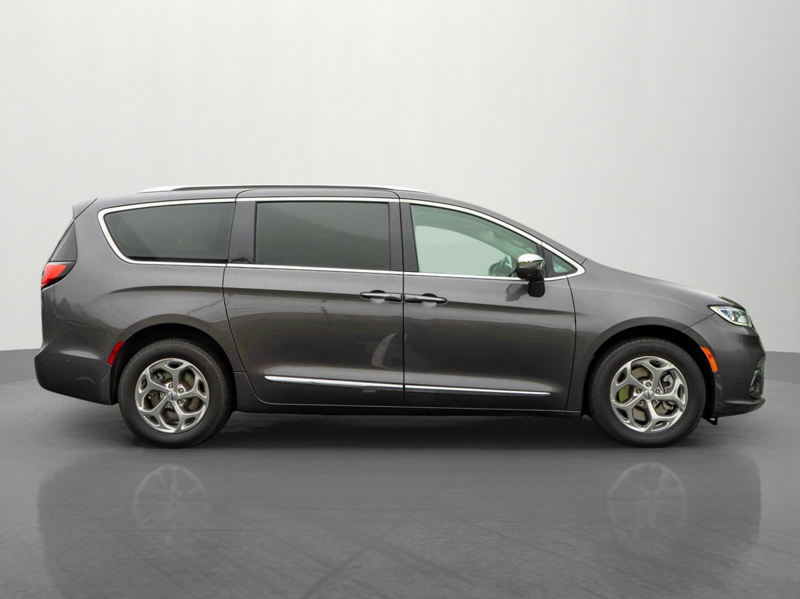Used 2021 Chrysler Pacifica Limited w/ Premium & Safety Sphere Group AWD/4WD image 8