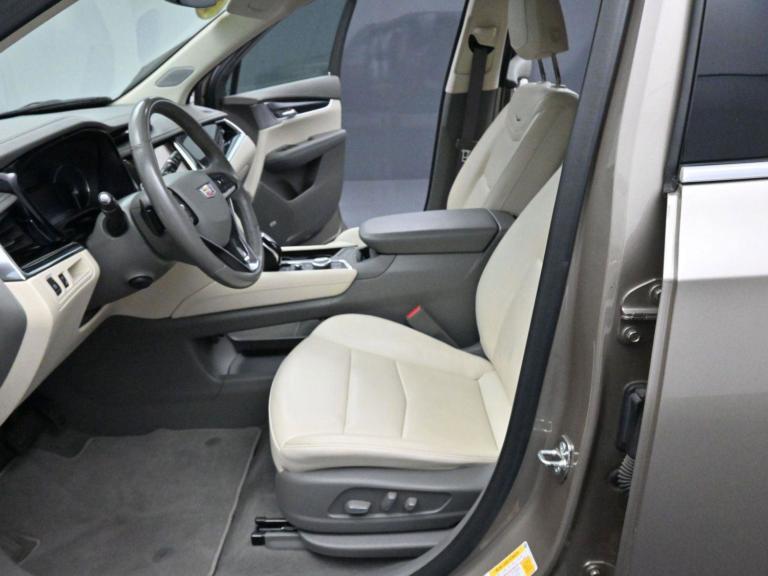 Certified 2022 Cadillac XT6 Premium Luxury image 16