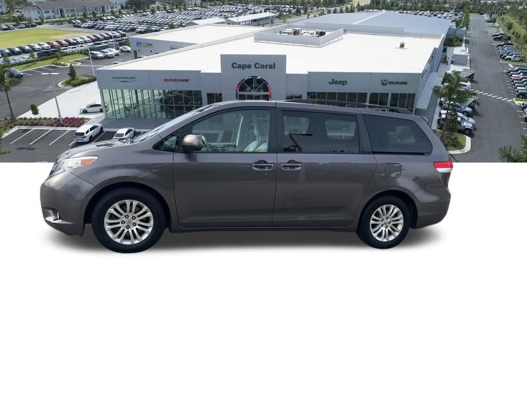 Used 2014 Toyota Sienna XLE image 29