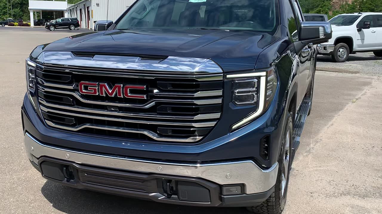 Used 2022 GMC Sierra 1500 SLT w/ SLT Premium Plus Package AWD/4WD image 7