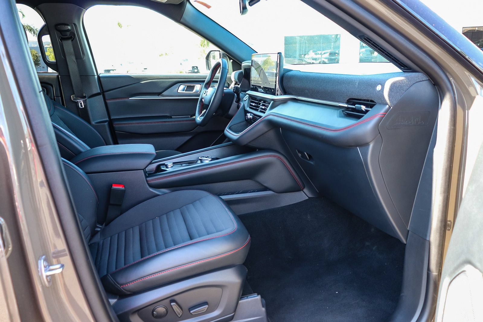 Used 2026 Ford Explorer ST-Line w/ ST-Line Street Pack RWD image 16