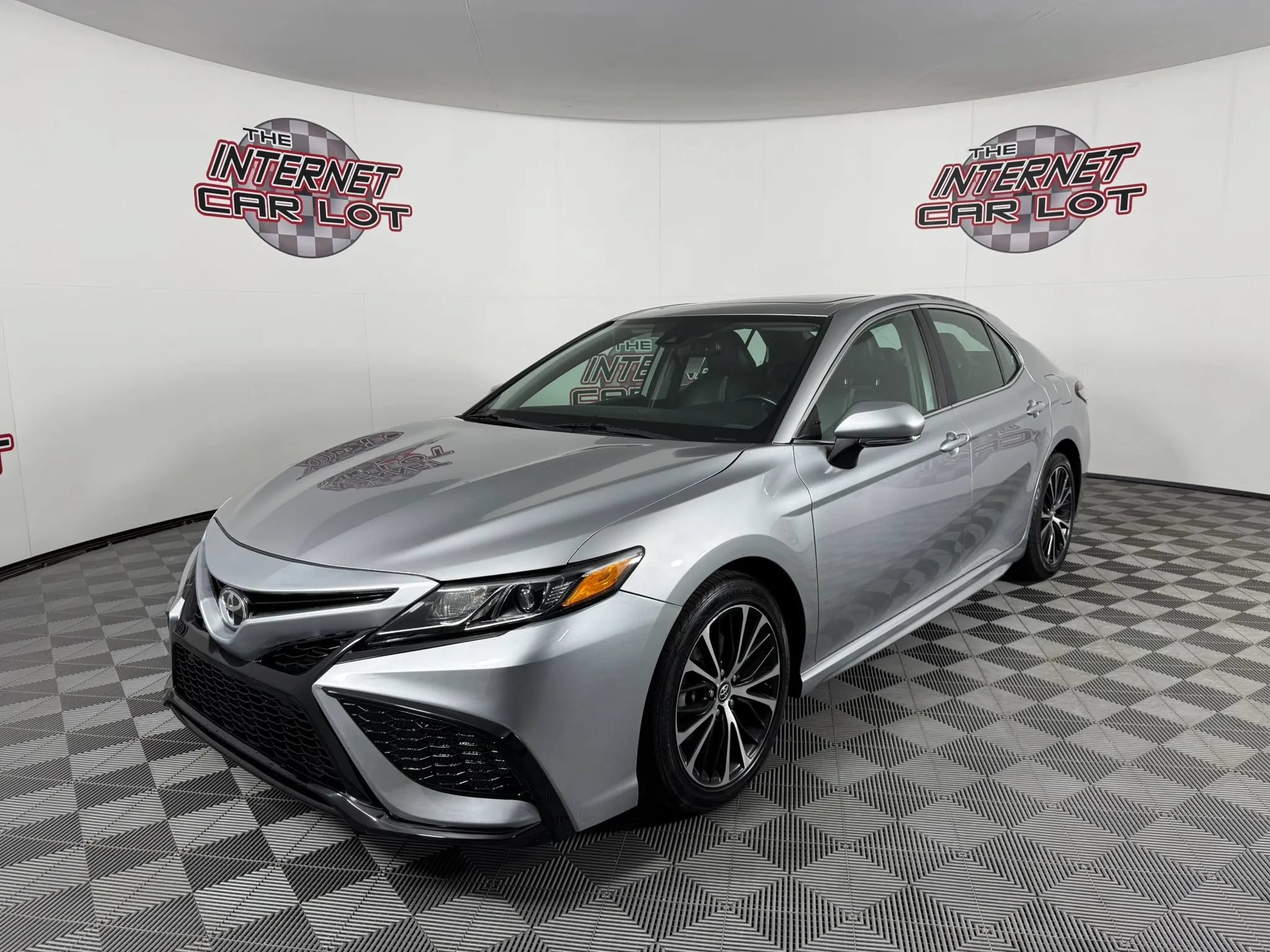 Used 2019 Toyota Camry SE w/ Convenience Package FWD image 3
