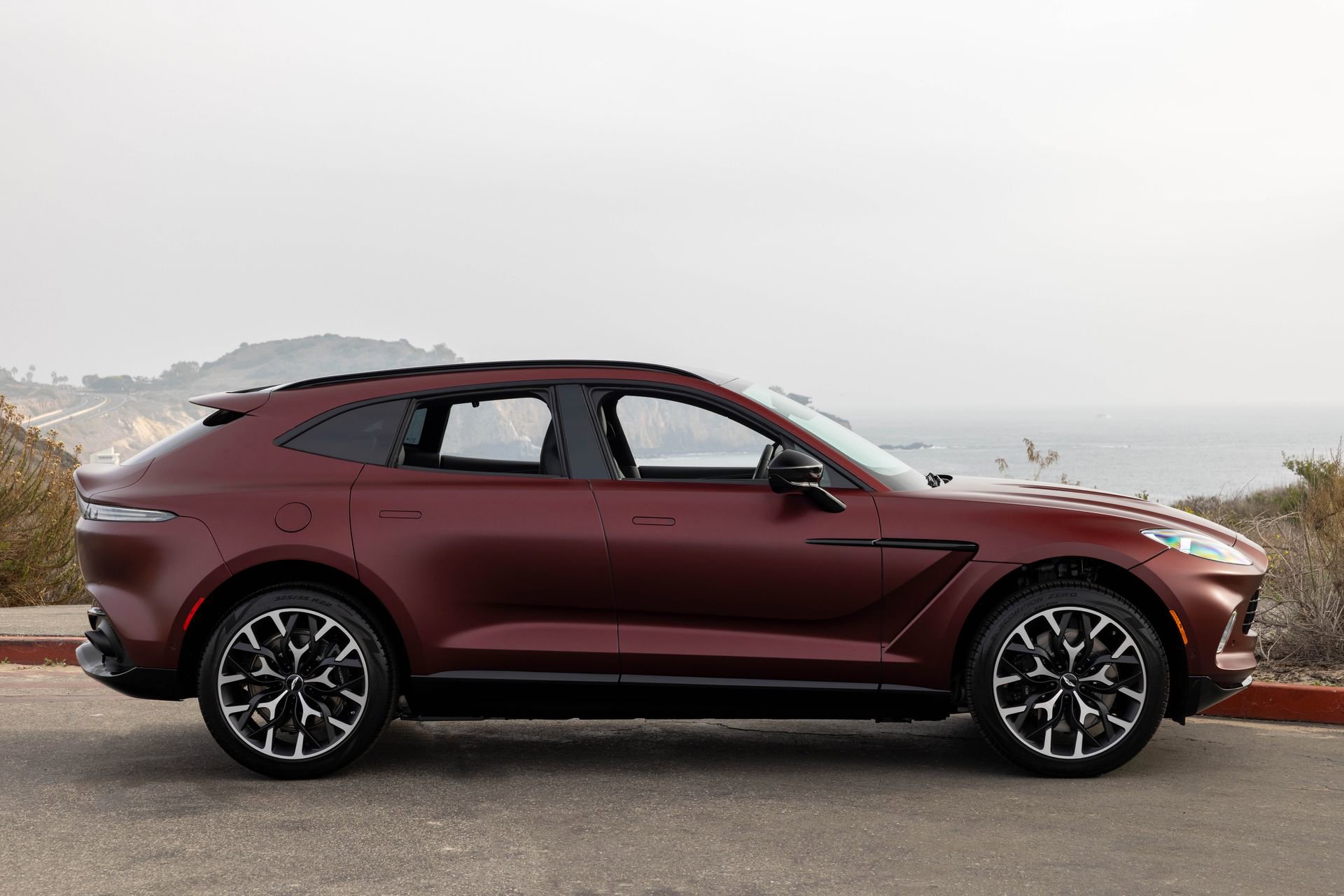 Used 2021 Aston Martin DBX AWD/4WD image 26