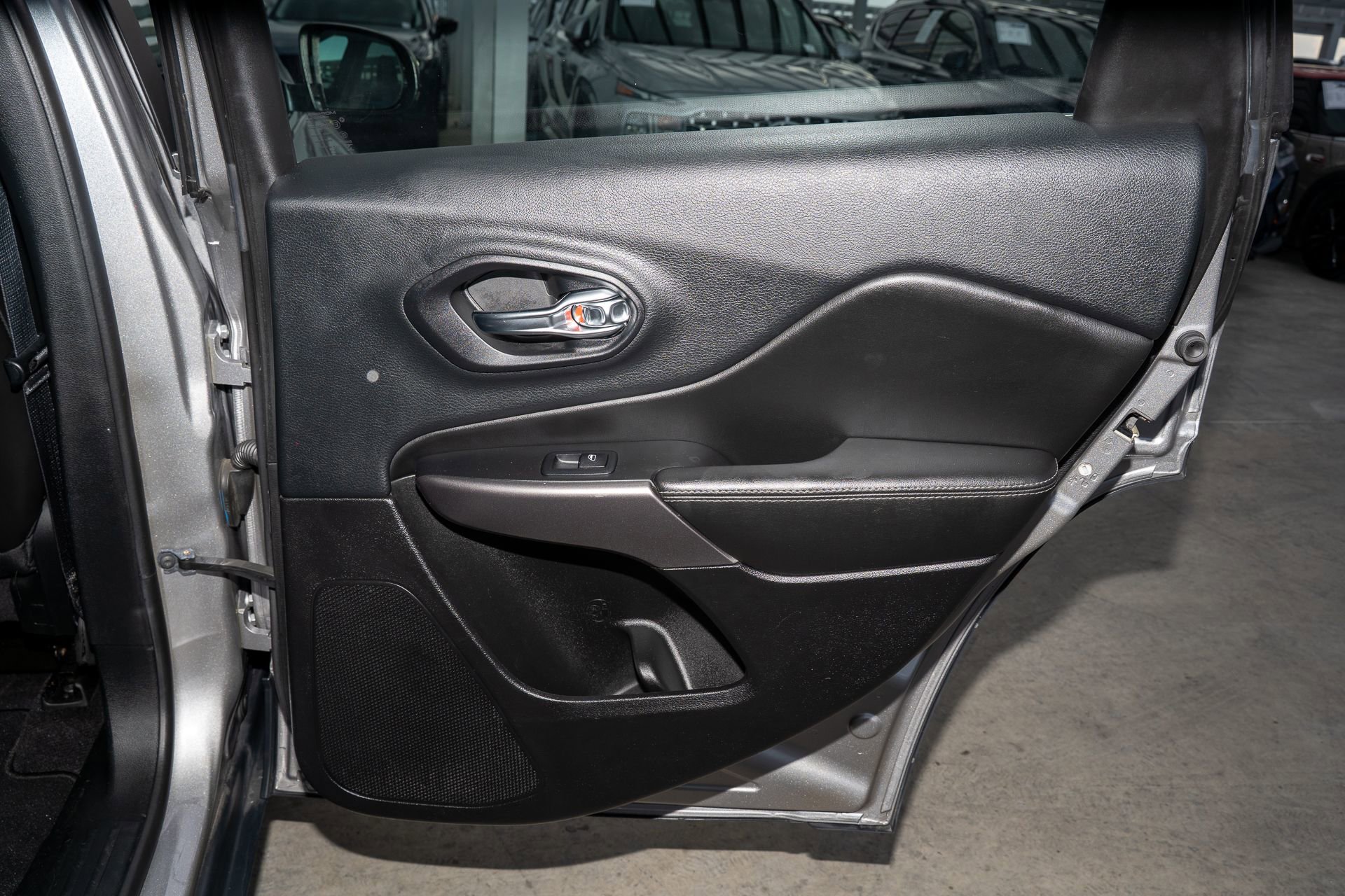 Used 2019 Jeep Cherokee Limited w/ Luxury Group image 14