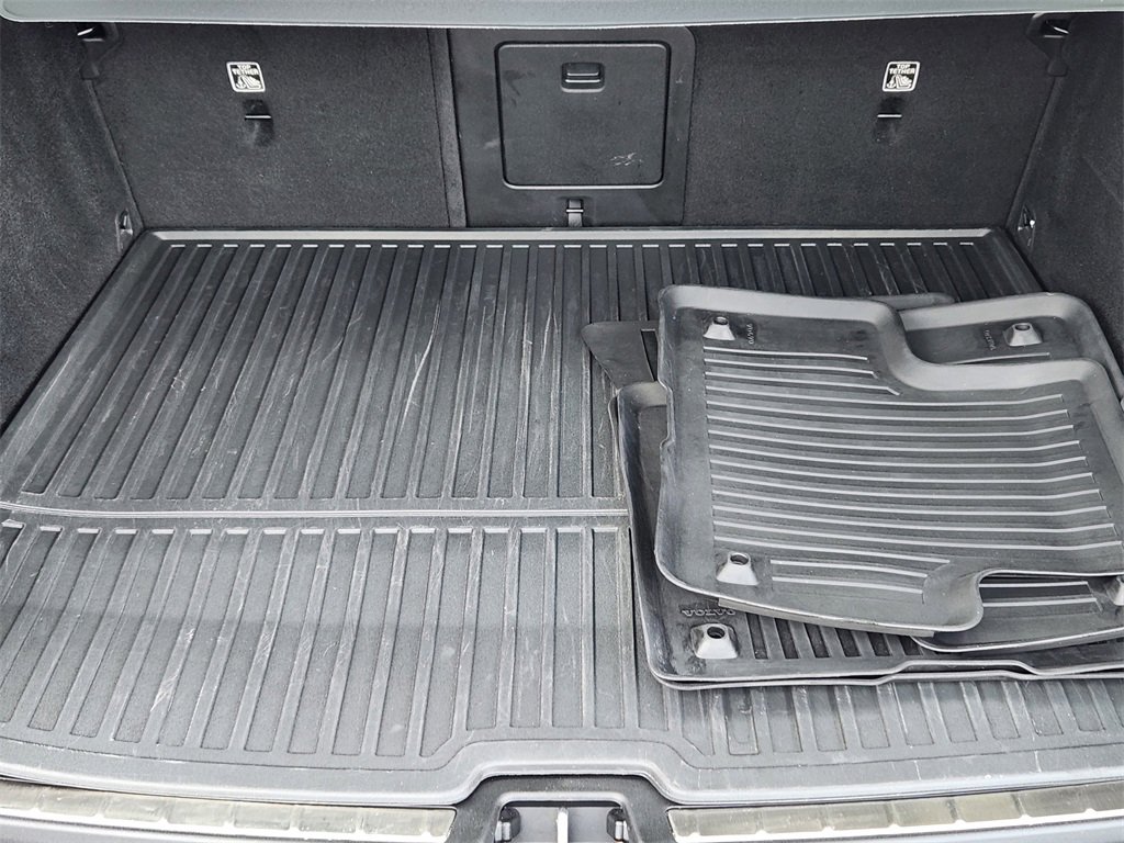 Used 2022 Volvo XC60 T8 R-Design w/ Advanced Package image 32