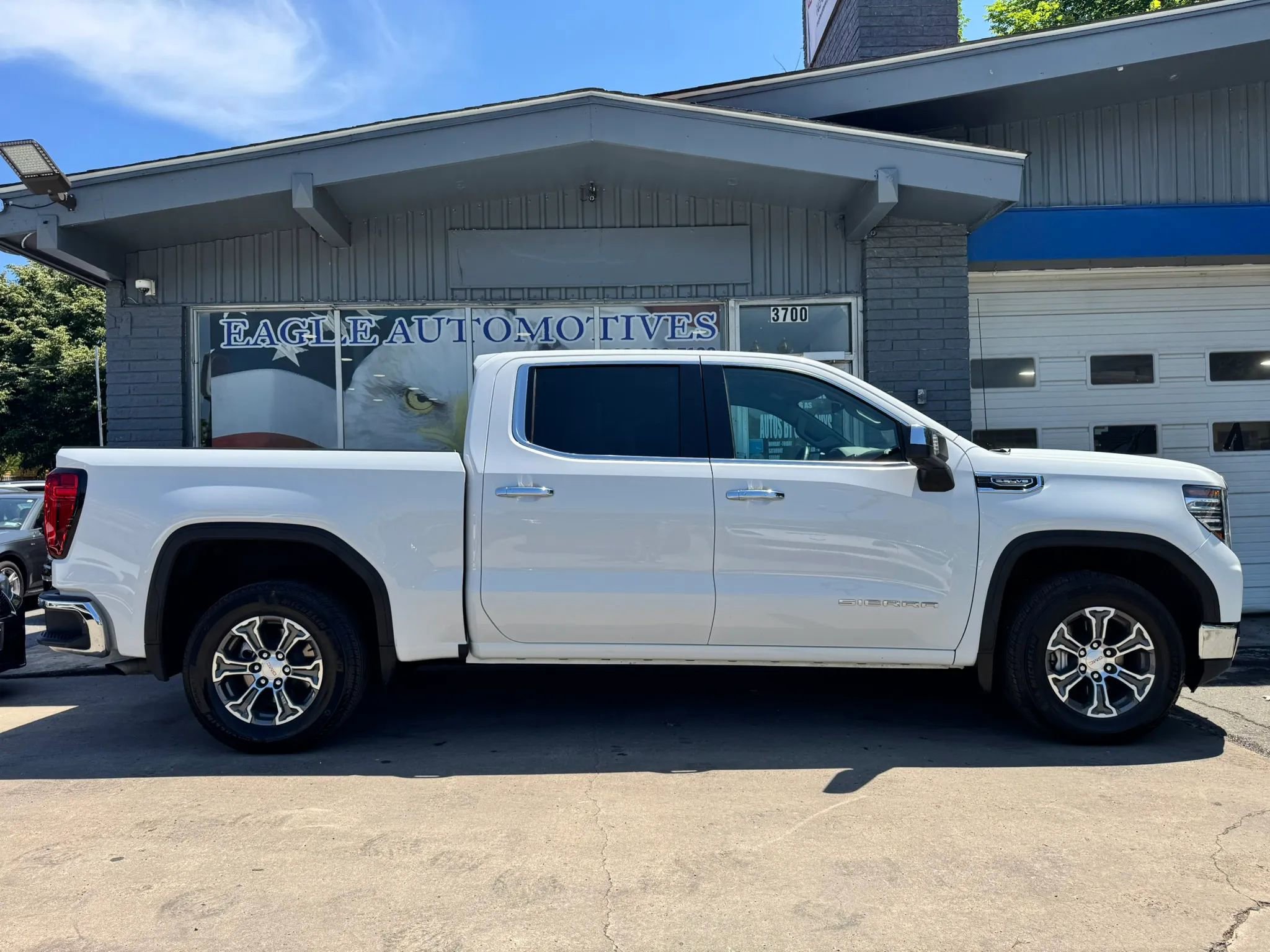 Used 2026 GMC Sierra 1500 SLT RWD image 2
