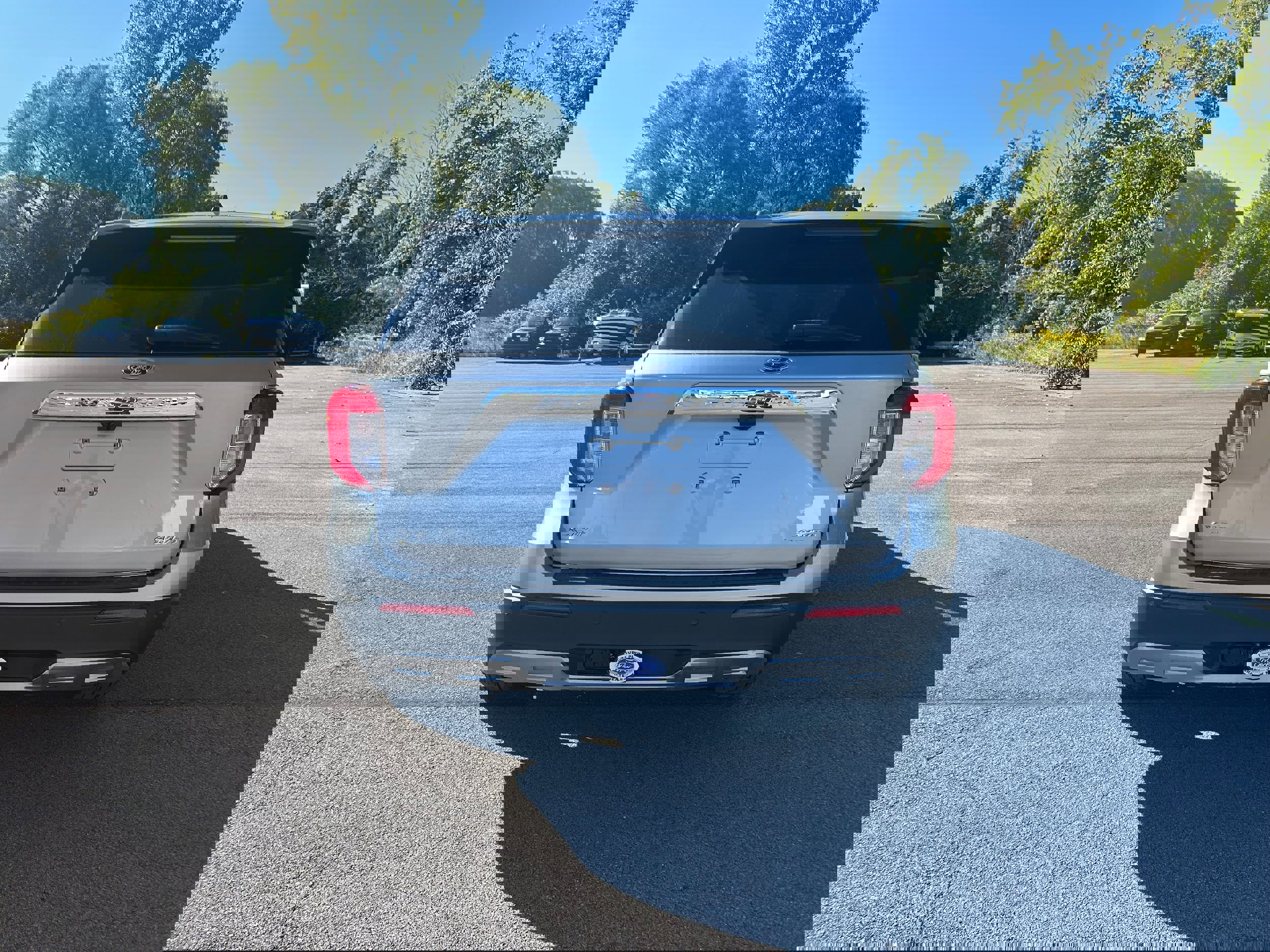 Used 2022 Ford Explorer XLT w/ Equipment Group 202A image 4