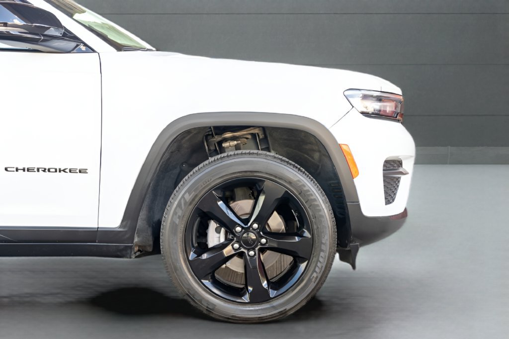 Used 2024 Jeep Grand Cherokee Altitude AWD/4WD image 10